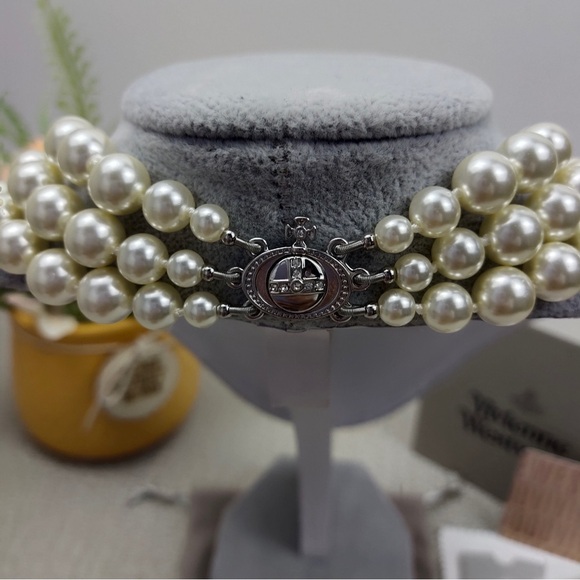 Vivienne Westwood Three Row Pearl Bas Relief Choker - Picture 6 of 6